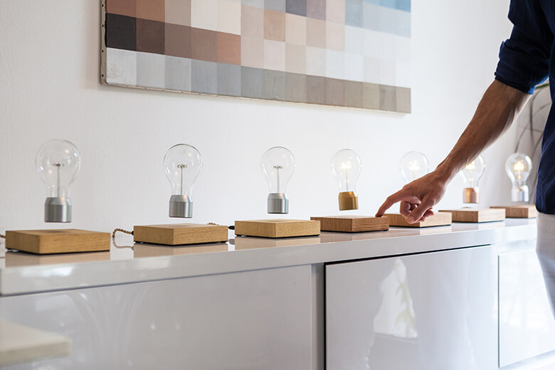 電球が宙に浮くライト「FLYTE」 | Create | ブランコ
