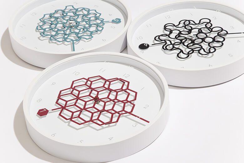 時間とともに針の柄が変化する壁掛け時計「Tangle Clock」 | ブランコ
